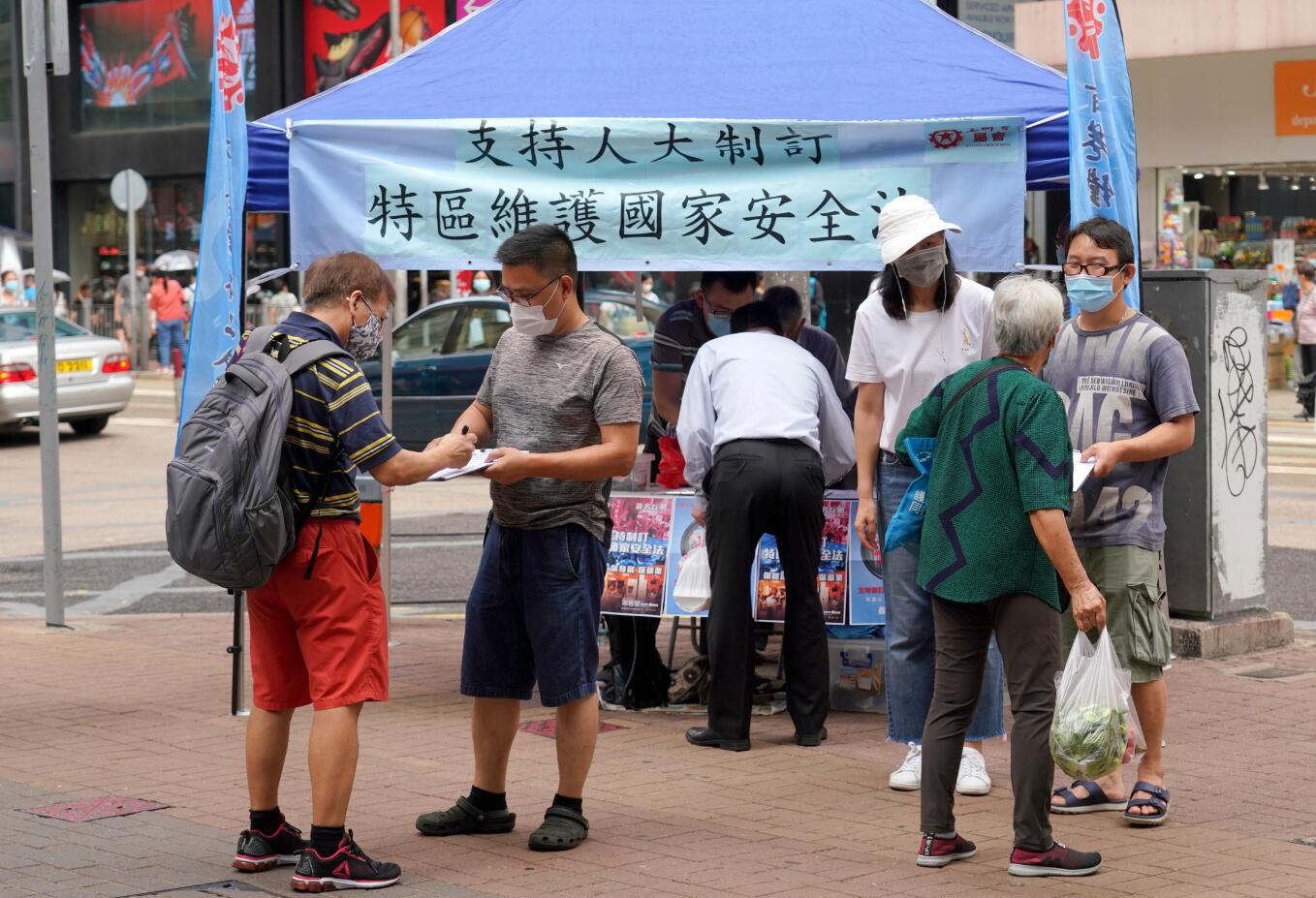 各界撐國安立法聯合陣線發起聯署 各區街坊踴躍簽名支持