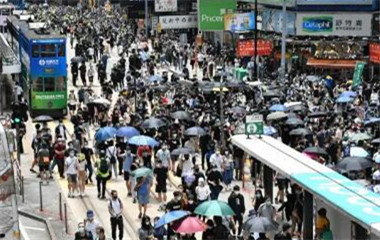 黑暴再現警昨拘180人 港府強烈譴責暴行