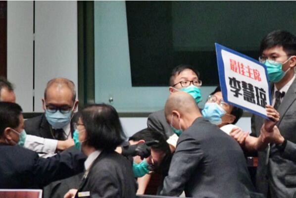 立法會續會再現混亂 朱凱廸陳志全許智峯被逐