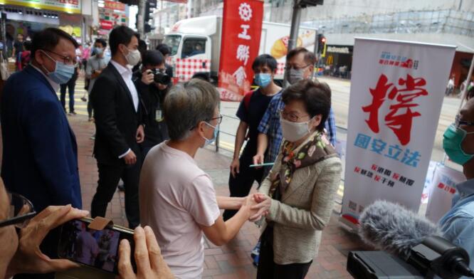 林鄭月娥赴街站簽名 力撐「香港國安法」