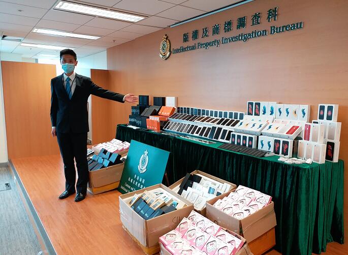 海關破获冒牌手機集團 拘捕一對夫婦
