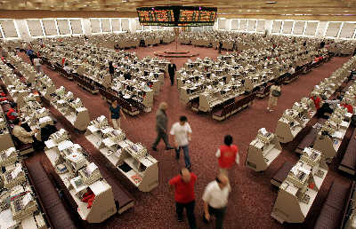 【港股】恒指大涨1.11%逼近24000点 消费医药股爆发