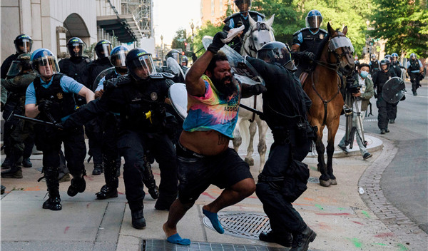 不滿各州州長太軟弱 特朗普揚言派軍隊鎮暴