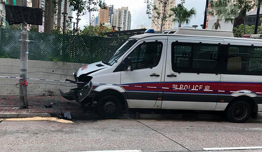 警車土瓜灣失控鐵欄 欄杆插入車身無人傷