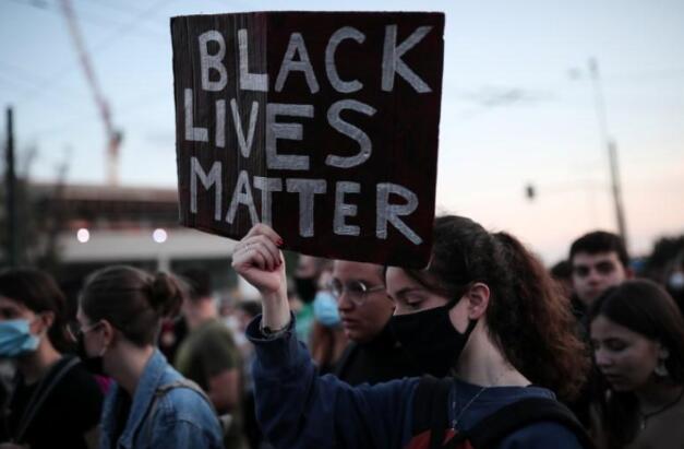 希腊数千民众抗议 示威者向美国大使馆投掷燃烧弹