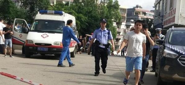 广西梧州一小学发生砍人事件，官方通报：保安持刀砍伤40余人