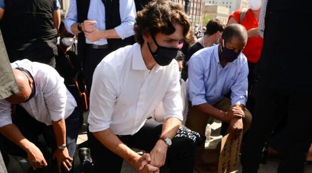 特鲁多参与反种族歧视集会，当众单膝跪地