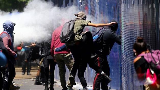 美国驻墨西哥大使馆遭抗议者投燃烧弹