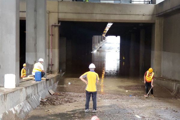 天文台發布三年來首次黑雨警告 本港多處水浸
