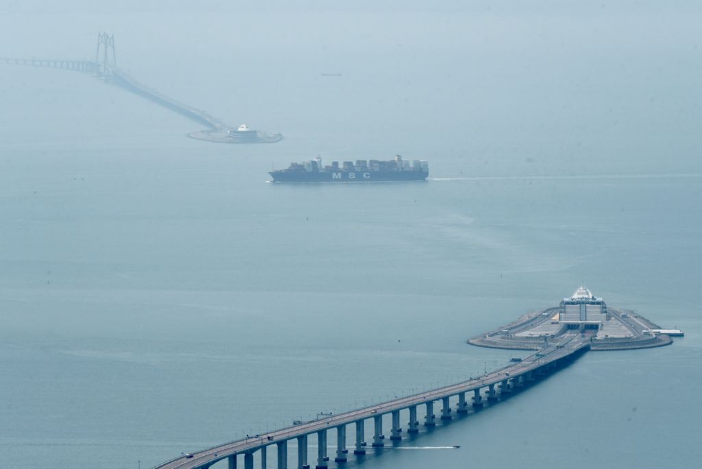 紅雨警告信號生效 本港所有學校下午停課