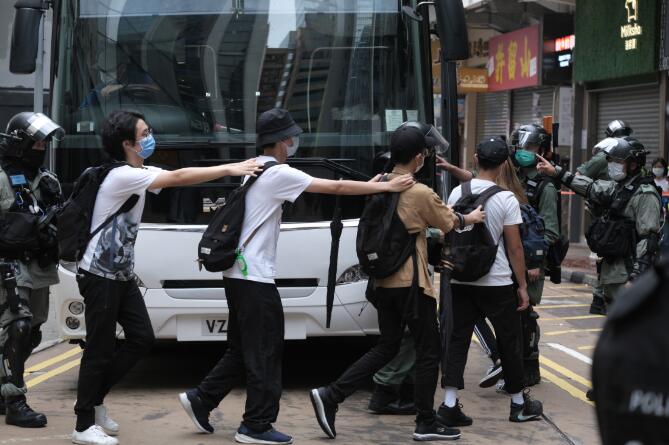 警拘踢保4男1女控多罪