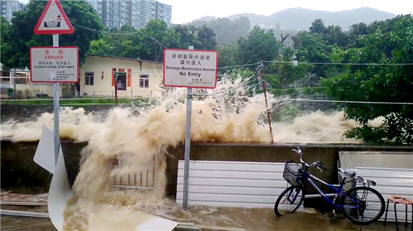 豪雨襲港 昨錄24 宗山泥傾瀉