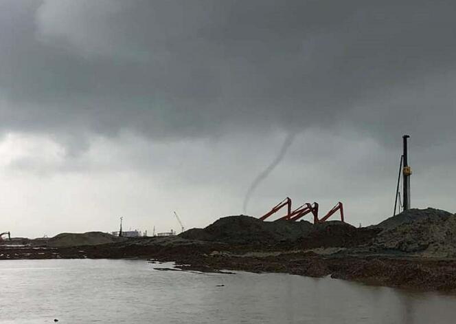 天文台再發黃雨警告 赤鱲角现水龍捲