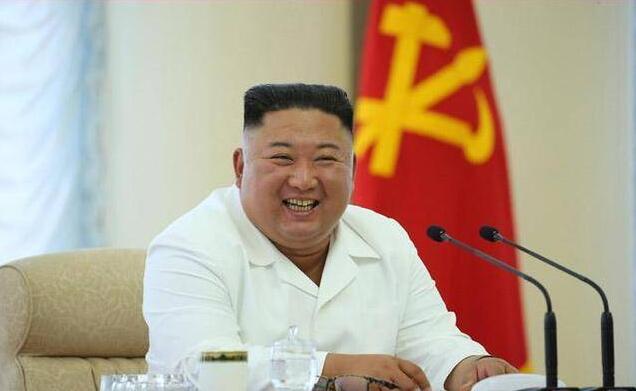 金正恩出席朝鲜劳动党会议 身穿白衣笑容满面