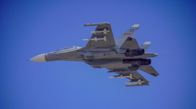 解放军战机美军机同日现身台湾附近