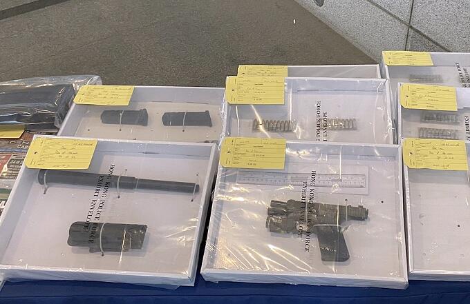 警方洪水橋拘捕一家三口 檢獲真槍及390發子彈