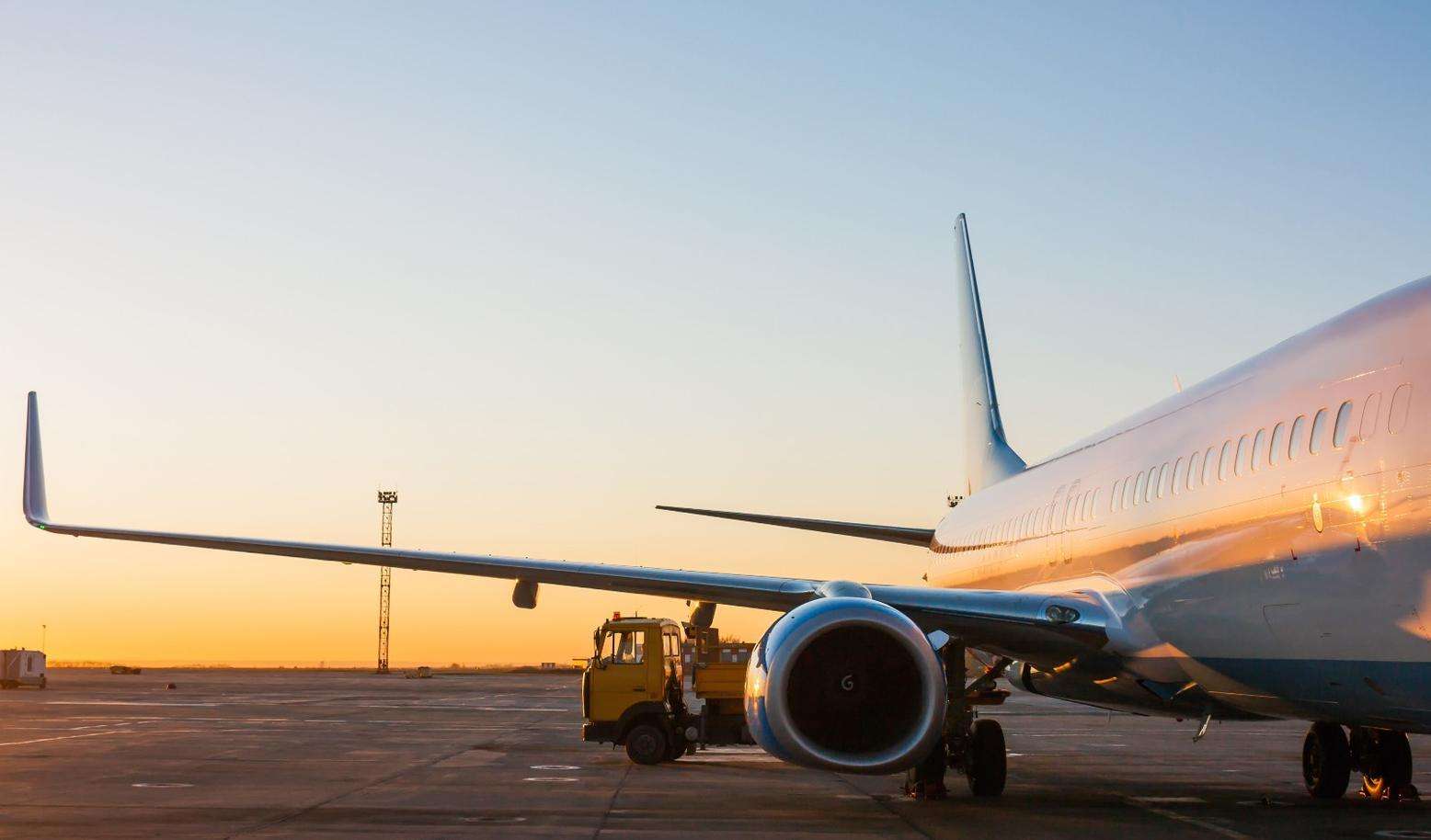 民航局：5月民航旅客运输量同比降52.6%