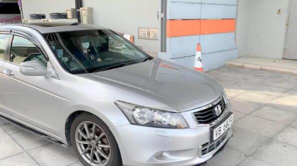 民政事務局前局長何志平抵港完成病毒檢測 返家接受14日隔離