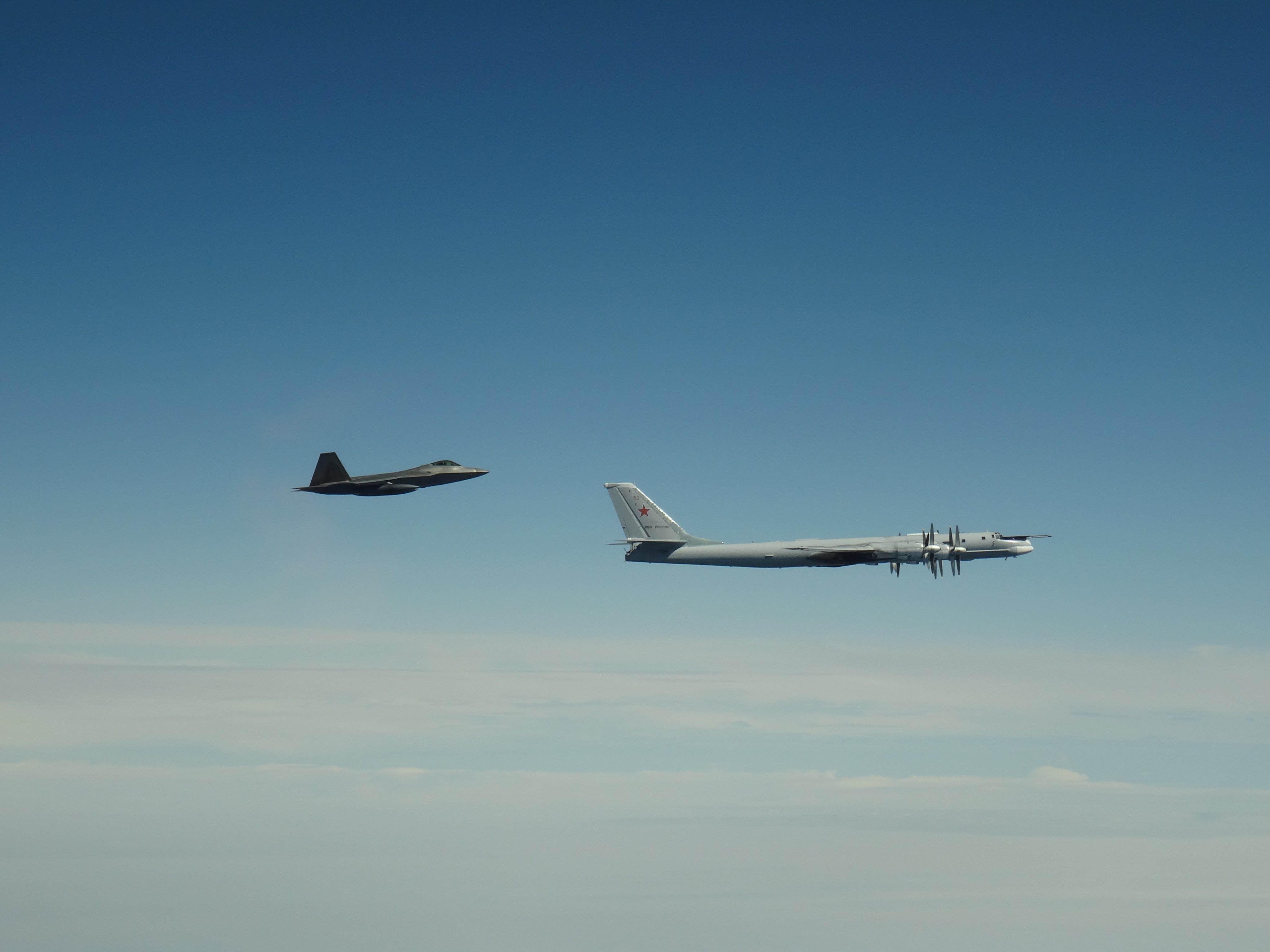 俄4架轰炸机抵近美防空识别区 美军F-22两度紧急拦截