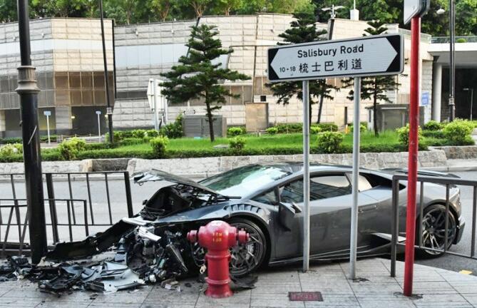 超跑林寶堅尼尖沙咀撞欄 司機涉酒駕被捕