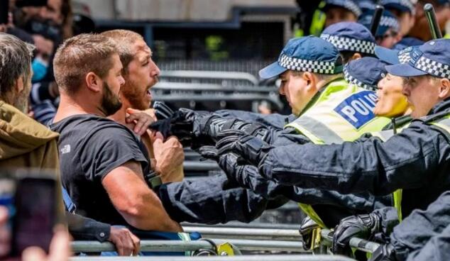 英抗议乱相横生 约翰逊急发声扬汤止沸