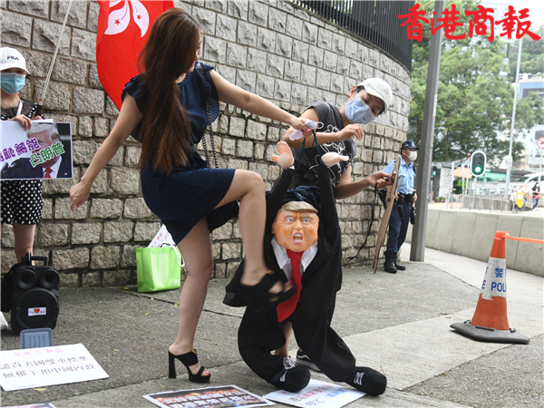 請願者踢「特朗普」洩憤