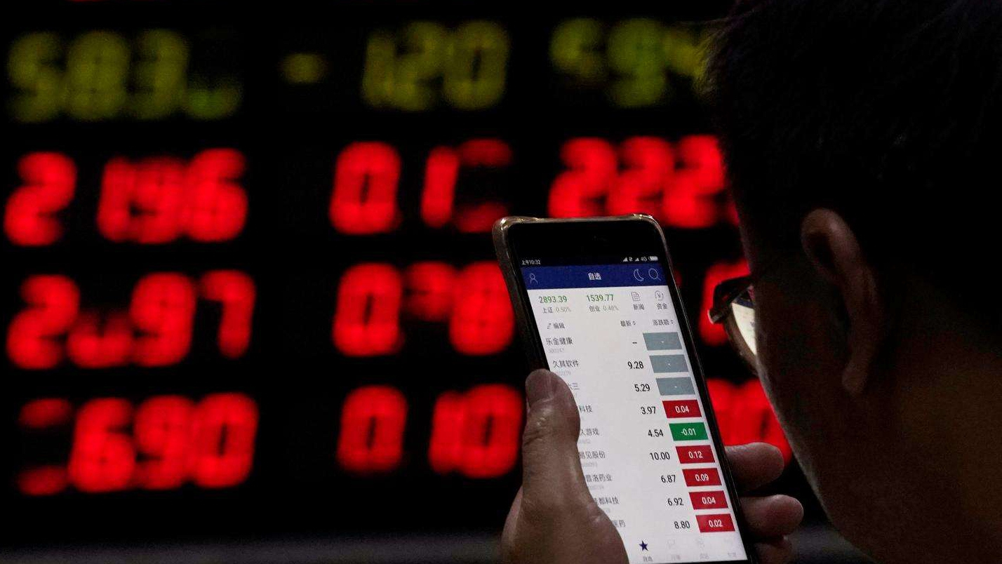 【午评】两市分化沪指微跌0.01%创指大涨2.2% 食品安全概念大涨