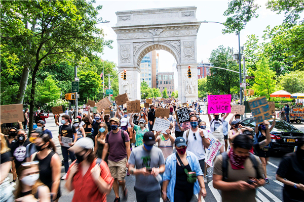 美示威浪潮未停歇 數千人白宮外祈禱