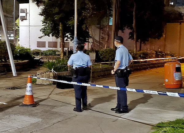 元朗4刀手闖派對房斬傷2男 遺50米血路