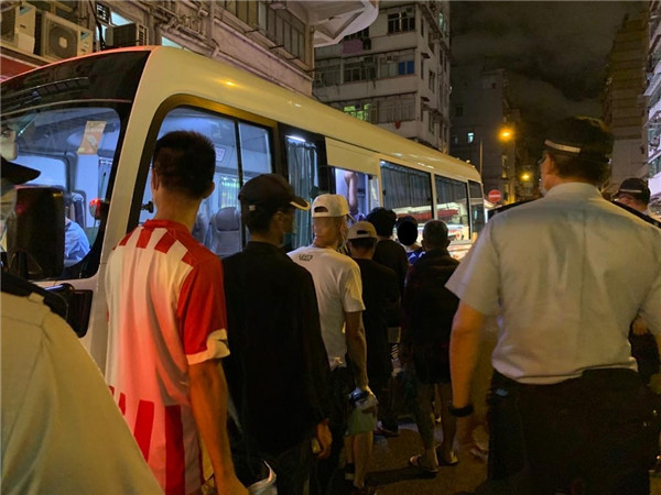 警深水埗搗2賭檔 拘捕25男女