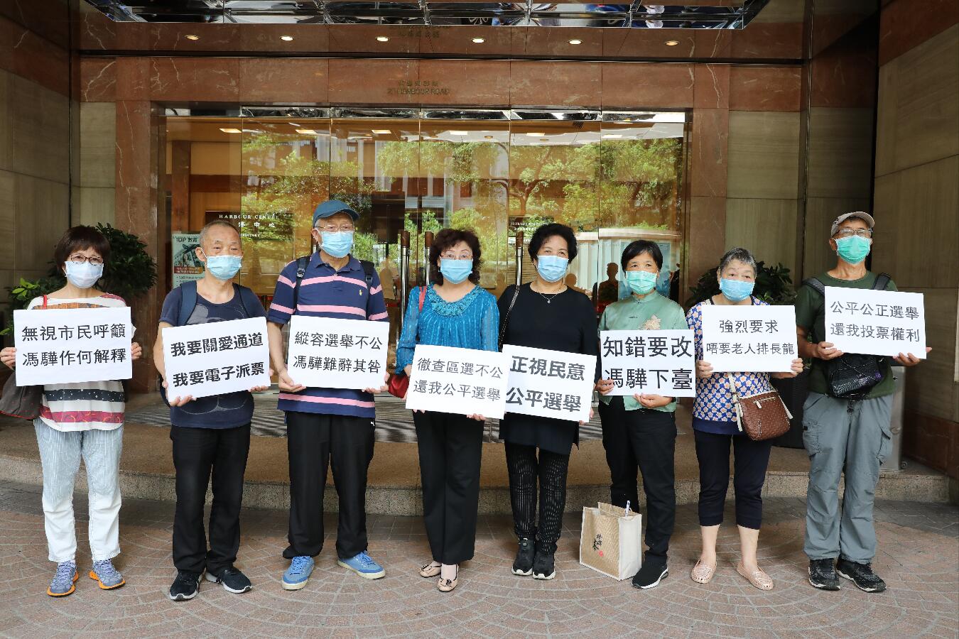 多图|香港10批長者市民促選管會設立關愛通道