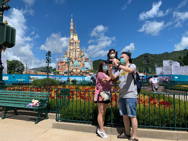 迪園重開粉絲排隊入場