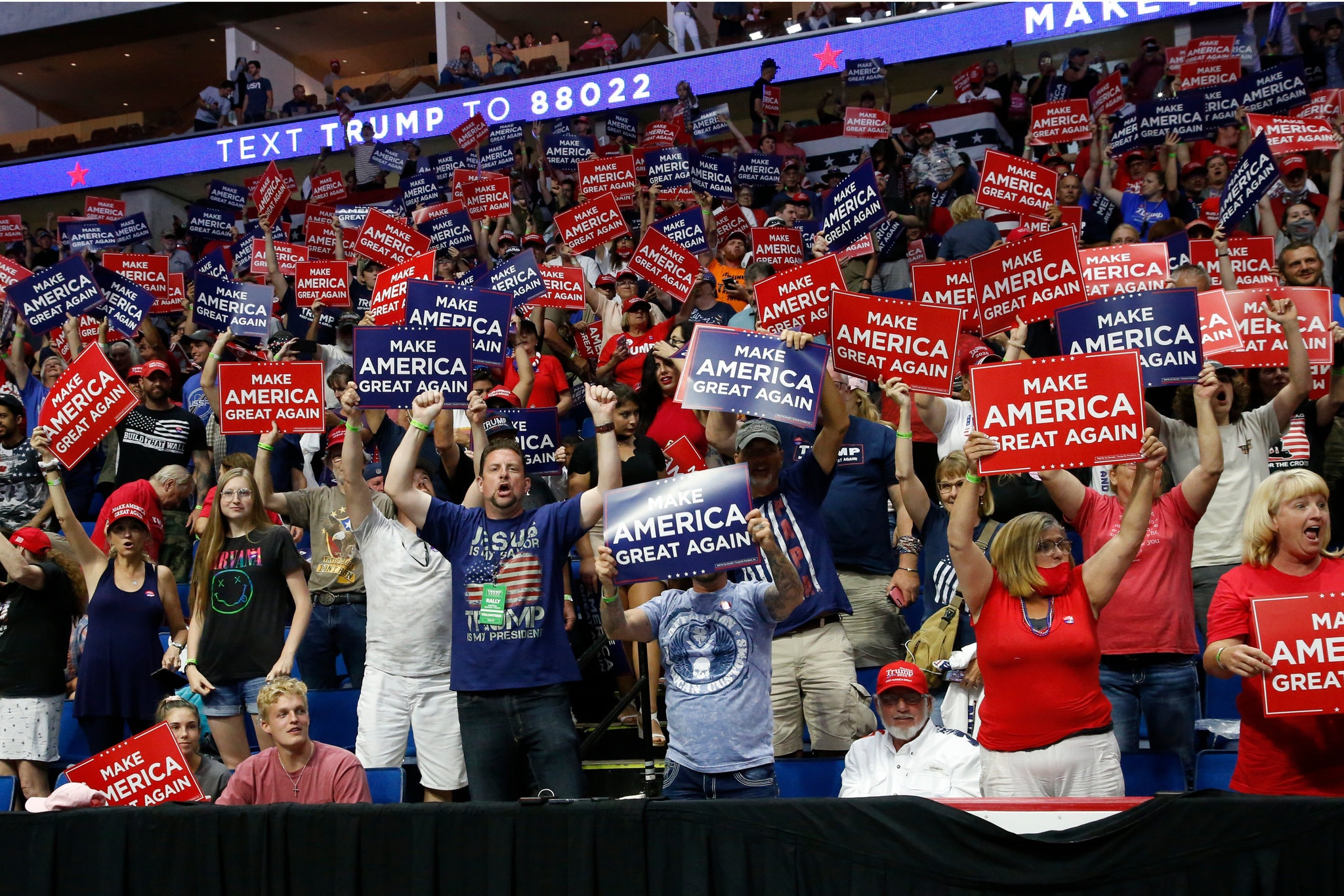 竞选团队6人核酸阳性 特朗普照开竞选集会 