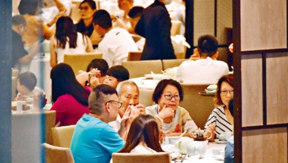  顧客人數撤限 派錢催谷市道 父親節食肆復現爆棚