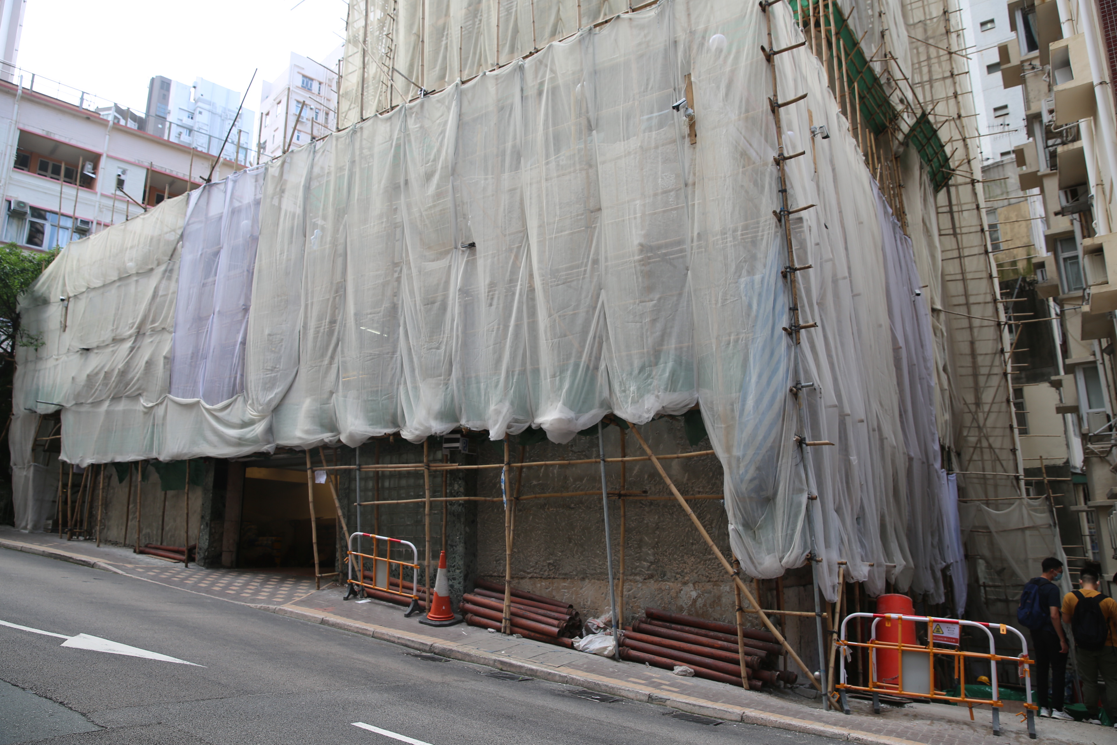 飛天雙竊匪爬棚架盜夾萬 戶主損失15萬元金飾