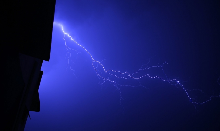 印度北部两个邦遭遇雷暴 已致至少107人丧生