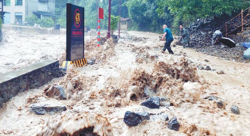 中央氣象台再發暴雨藍色預警 多地洪澇 數萬人轉移