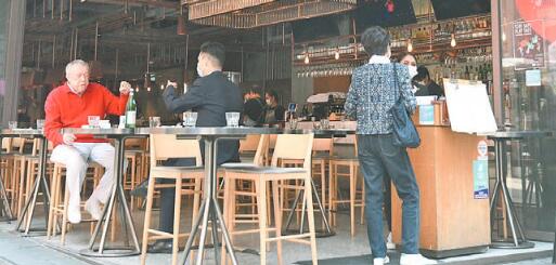 周五放寬酒吧戲院等可八成上座 抵港強制檢疫再延1個月