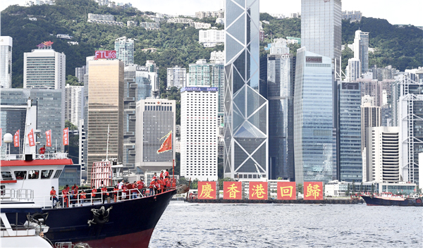 各界海陸大巡遊慶回歸 群星共唱國歌同賀國安法