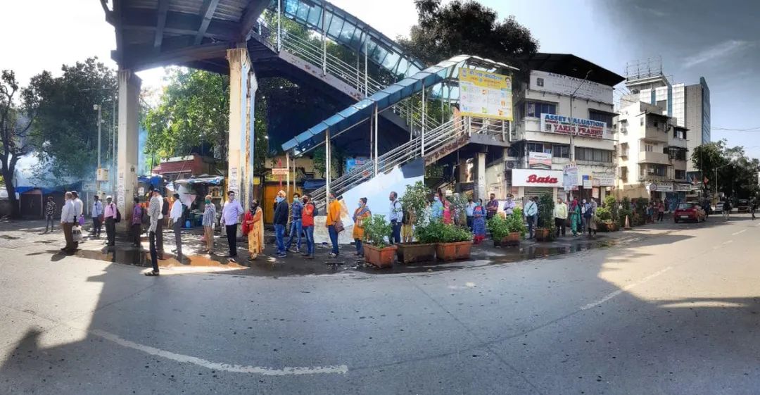 印度新冠患者遗体被随意丢弃土坑 当地政府致歉
