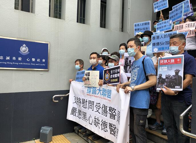 市民慰問受傷警员 為全港警察打氣