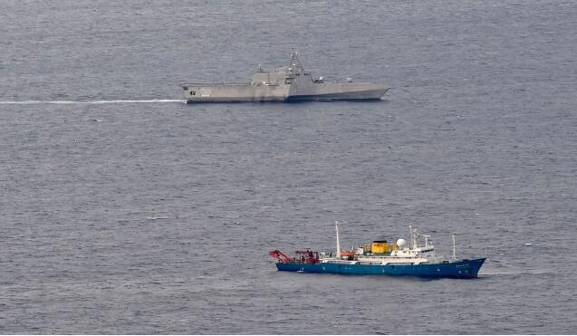 美军濒海战斗舰在南海抵近中国科考船，中国海军护卫舰现身