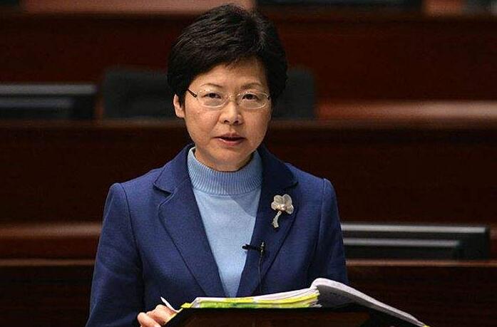 反对派议员泼水阻碍教科书议题 林郑月娥深夜发文斥责