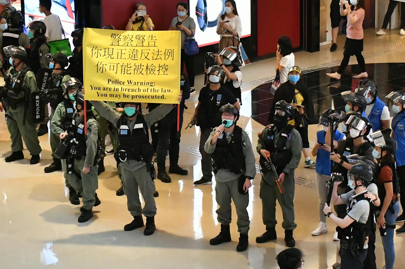 多图|数十网民在观塘apm商场非法集结 警方举黄旗警告