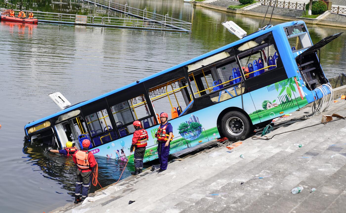 安順巴士墜湖21人遇難 車內有12名學生5死7傷