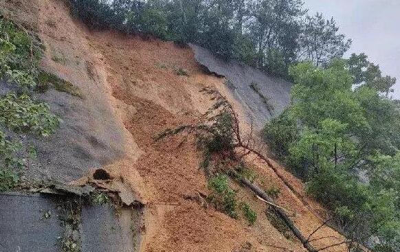 湖北黄梅突发山体滑坡 9人被埋