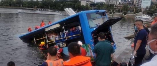 安順墜湖公交司機疑有心理問題