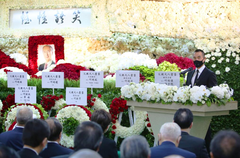 紅玫瑰簇擁遺照  橫匾書「笑語帷幄」 何鴻燊出殯榮哀友好送別