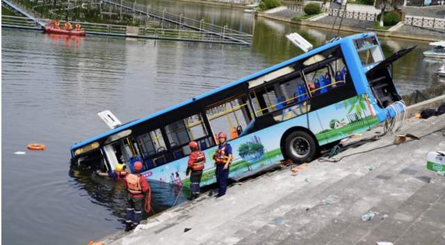 警方：安順巴士墜湖係司機蓄意報復社會