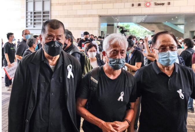 被控煽惑非法集結 黎智英等13人無條件保釋